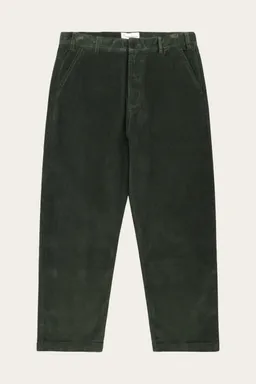 KnowledgeCotton Apparel KnowledgeCotton Apparel Herren vegan Chino-Hose Flint Wide Corduroy Forrest Night Green – Produktbild 1 von 1