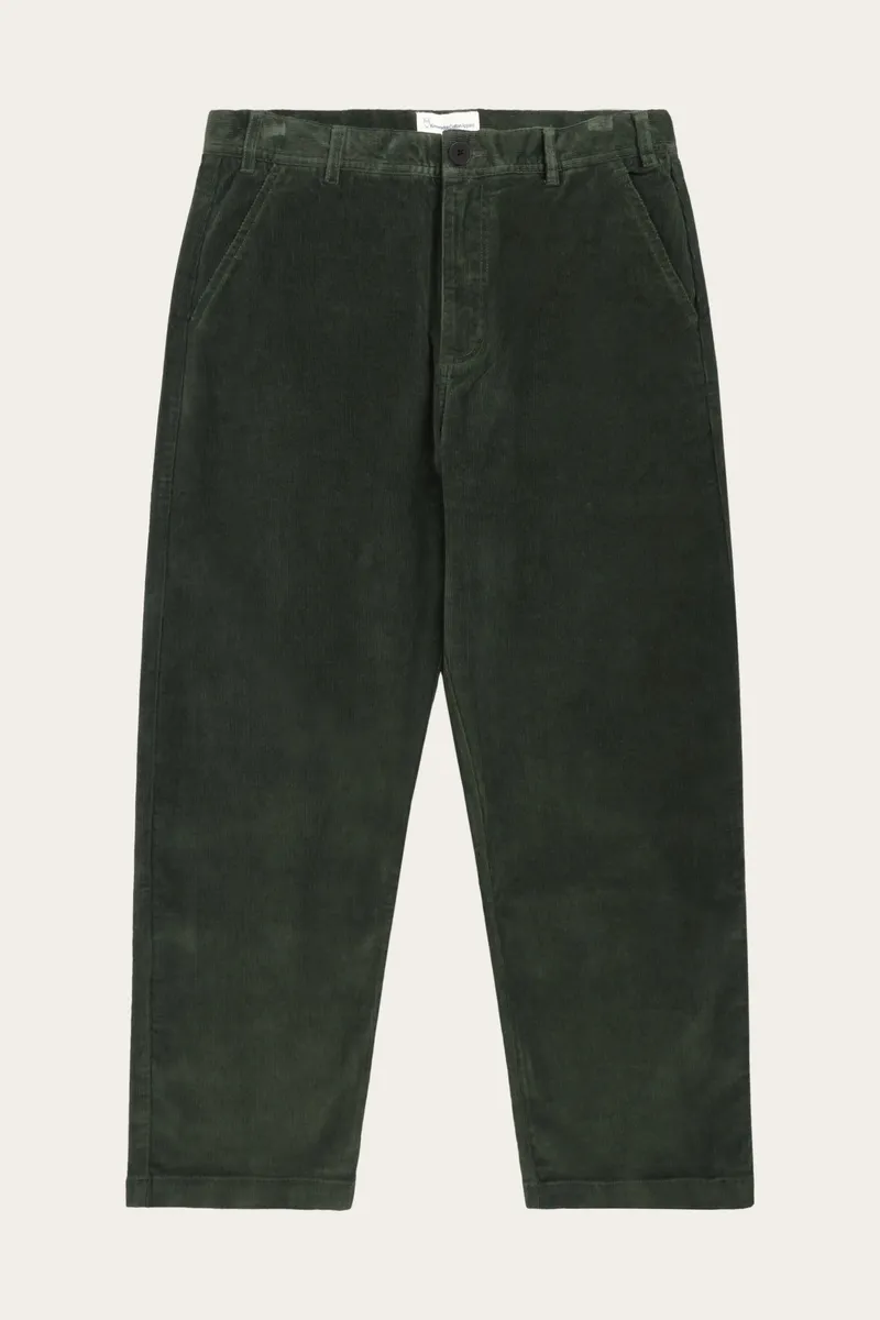 KnowledgeCotton Apparel KnowledgeCotton Apparel Herren vegan Chinohose Flint Wide Cord Forest Night Grün, Dunkelgrün, – Produktbild 1 von 1