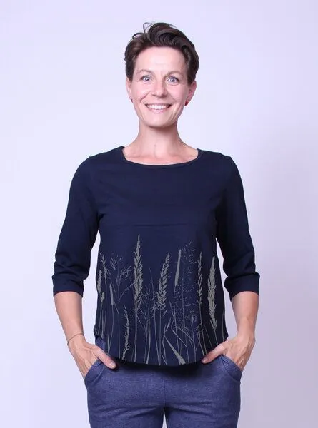 Peaces.bio - handbedruckte Biomode Peaces.bio - handbedruckte Biomode Bio-Damen-3/4 Arm Shirt- Gräservielfalt, Navy, – Produktbild 2 von 2