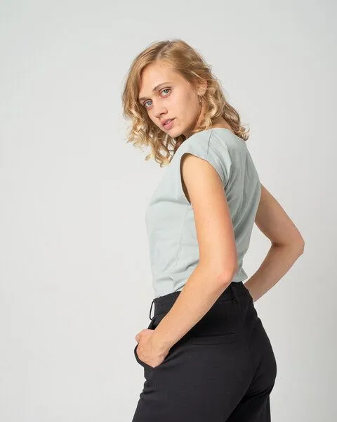 Alma & Lovis Alma & Lovis Shirt mit Wasserfall-Ausschnitt, aus Bio-Baumwolle | Short Cascade, Mint, – Produktbild 4 von 4