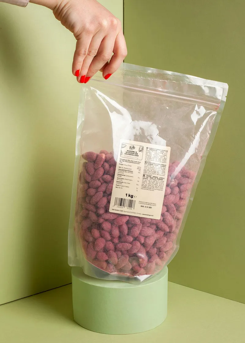 KoRo Skinny Dipped Mandeln in dunkler Schokolade mit Himbeerpulver 1 kg – Produktbild 5 von 5