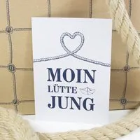 Bow & Hummingbird Bow & Hummingbird Postkarte "Moin lütte Jung" – Produktbild 1 von 1