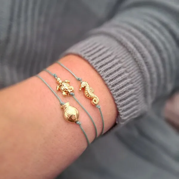 Bow & Hummingbird Bow & Hummingbird Armband auf Karte - Schildkröte - Gegen das Fernweh, Salbei, – Produktbild 3 von 4