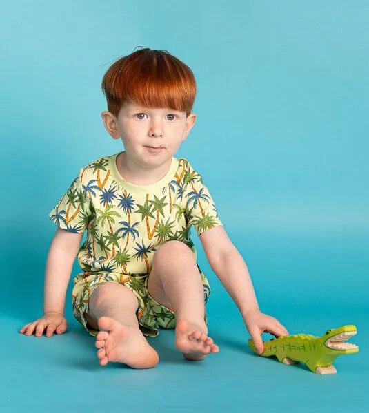 Sense Organics & friends in cooperation with GARY MASH Sense Organics & friends in cooperation with GARY MASH Kurzer Kinder Pyjama aus Biobaumwolle, Grün mit palmen, – Produktbild 3 von 4