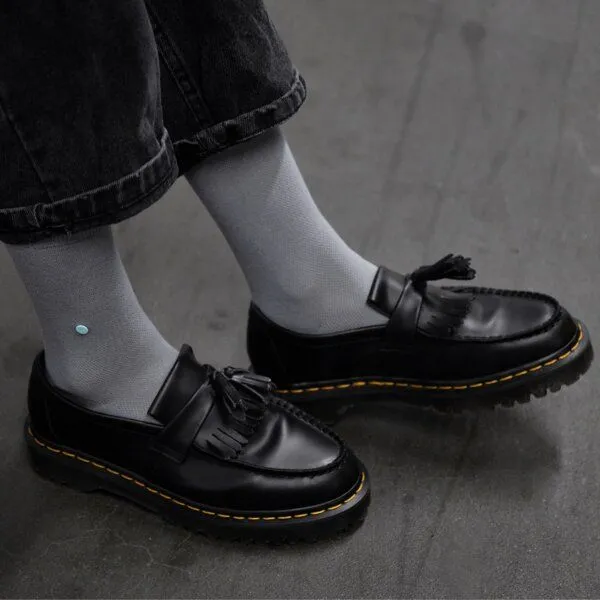 wysf. | what you stand for. wysf. | what you stand for. Socken, Piqué Strick mit Knopf, Bio-Baumwoll-Mix, Grau, – Produktbild 3 von 4