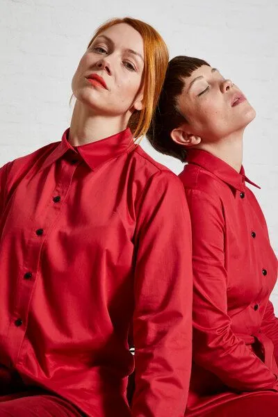 Sophia Schneider-Esleben Sophia Schneider-Esleben Unisex Shirt Lui, Red - Unisex Hemd Damenhemd und Herrenhemd aus Bio-Baumwolle – Produktbild 2 von 4