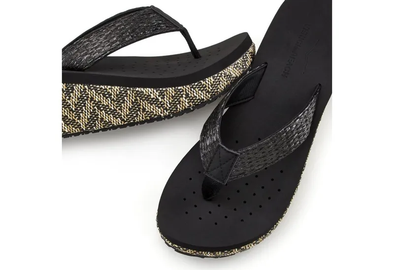 VENICE BEACH VENICE BEACH Sandale, Badeschuh, Sommerschuhe, Badelatsche, Flip Flop, Badeschlappe Badezehentrenner Zehentrenner mit geschmücktem Keilabsatz VEGAN, Schwarz, – Produktbild 1 von 5
