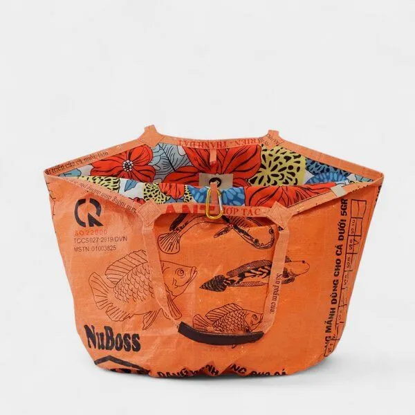 REFISHED fair fashion REFISHED fair fashion Tasche 'SOULMATE COTTON' Limitierte Edition! - upcycelte Fischfuttersäcke, #fish orange/#cotton poppy, – Produktbild 2 von 5