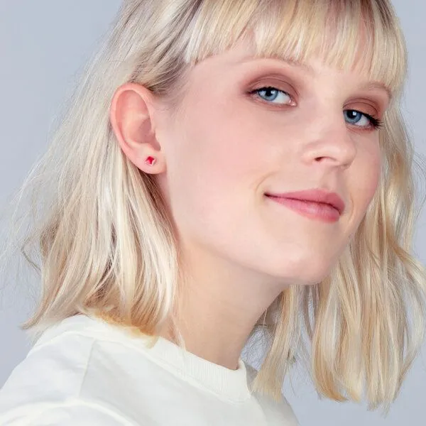 ALEXASCHA ALEXASCHA Minimalistische Keramik Ohrstecker, mini | PUREFORM, Rot, – Produktbild 1 von 4