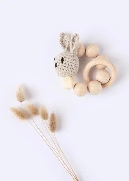 NoniKids Berlin Greifling Beißring Holz *Amigurumi Hase* Bio Baumwolle | NoniKids Berlin – Produktbild 1 von 1