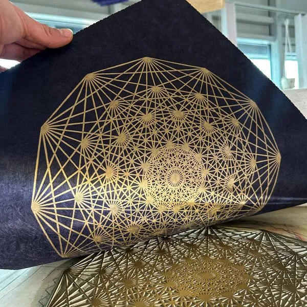 Veskor Cassiopeia Veskor Cassiopeia DEMIHEPTERAKT Heilige Geometrie Linoldruck | 40 × 40 cm | Lichtgold auf Schwarz – Produktbild 2 von 4