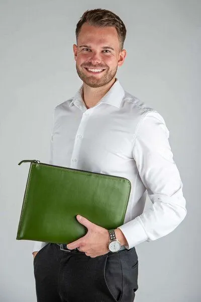 GREVIRO GREVIRO Laptop & Device Tasche aus Kaktusleder (vegan) - für MacBook, iPad, Surface, Galaxy & HP EliteBook bis 14", Grün, – Produktbild 1 von 4