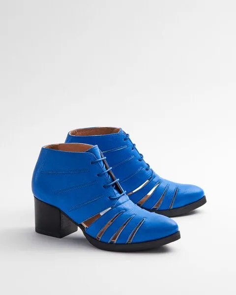 Addition Sustainable Apparel Addition Sustainable Apparel Cut Out Bright Blue - Stiefelette mit Lochmuster blau Damen – Produktbild 1 von 4