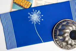 Hirschkind Hirschkind Bio & Fair-Trade-Geschirrtuch "Wilde Möhre" blau – Produktbild 1 von 1