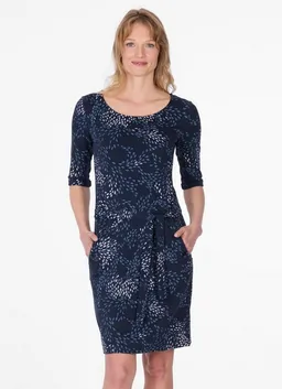 ragwear ragwear Sweatkleid KENISHA PRINT B unbrushed, im Basic-Fit mit 3/4-Arm, Bindeband und allover Print – Produktbild 1 von 1