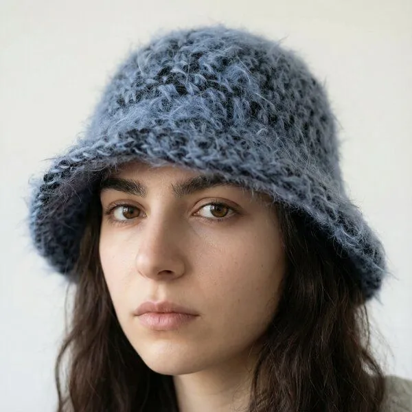 KnitToChange KnitToChange Handgehäkelter Bucket Hat aus Mohair-Mischung – Blau – Produktbild 1 von 4