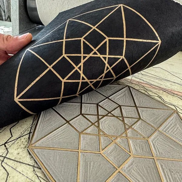 Veskor Cassiopeia Veskor Cassiopeia TESSERAKT HYPERCUBE Heilige Geometrie Linoldruck | 22 × 22 cm | Gold auf Schwarz – Produktbild 4 von 4