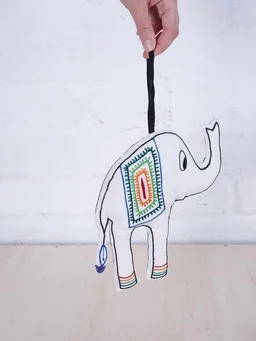 Jyoti - Fair Works Jyoti - Fair Works Bio-Baumwoll Kuscheltier Elefant Emil weiß bestickt – Produktbild 1 von 1