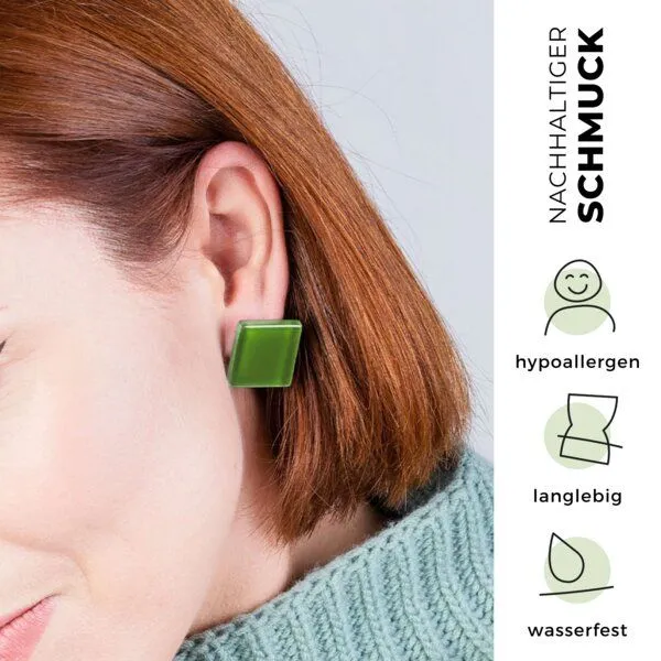 ALEXASCHA ALEXASCHA Auffällige Statement Ohrclips aus Glas | PUREFORM, Grasgrün, – Produktbild 3 von 4