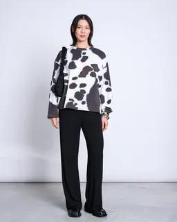 JAN N JUNE JAN 'N JUNE Damen vegan Langärmliges Bedrucktes Oversize-Top Mit Kuhmuster – Produktbild 1 von 1