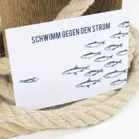 Bow & Hummingbird Bow & Hummingbird Postkarte Gegen den Strom – Produktbild 1 von 1