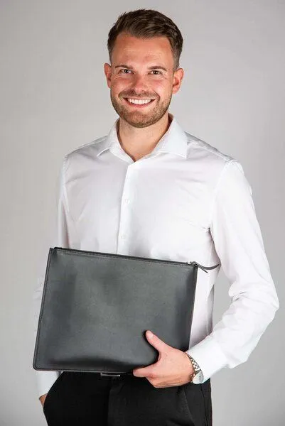 GREVIRO GREVIRO Dokumentenmappe aus Kaktusleder (vegan) - passend auch für MacBook, iPad & Co., Schwarz, – Produktbild 1 von 3