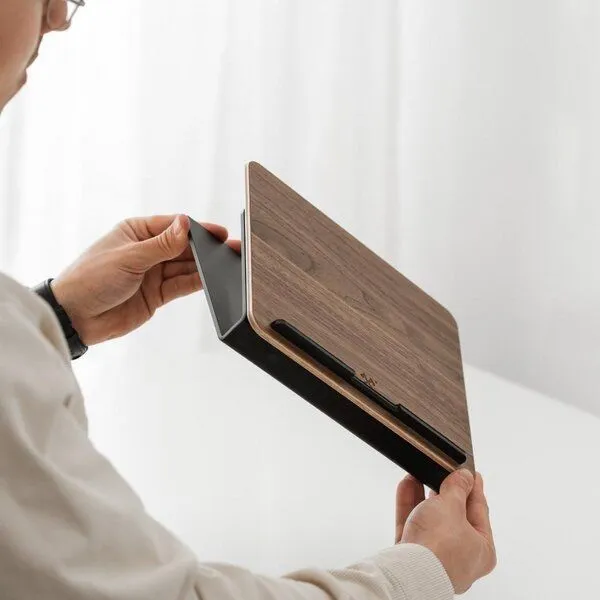 Woodcessories Woodcessories Premium Laptop Ständer aus Holz für 10-16 Zoll, Walnuss, – Produktbild 4 von 4