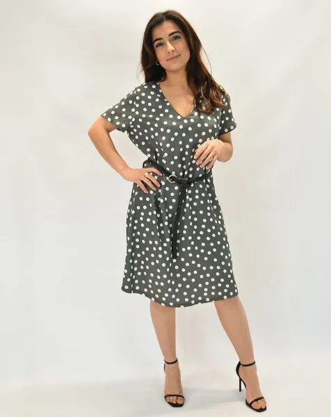 Aatise Aatise Shift-Kleid kurzarm Zelda aus 100% EcoVero roter Blumendruck, Grau, – Produktbild 2 von 4
