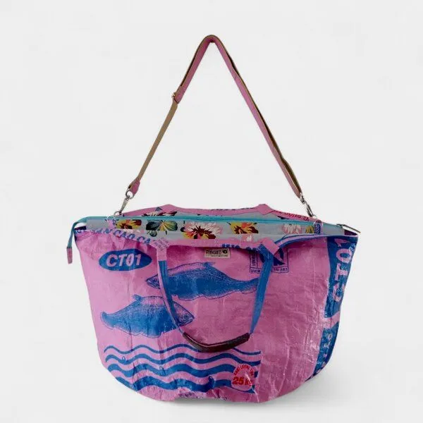 REFISHED fair fashion REFISHED fair fashion Tasche 'SOULMATE ZIP' Limitierte Edition! - upcycelte Fischfuttersäcke, #fish rosa-blau - cool-flowers, – Produktbild 2 von 4