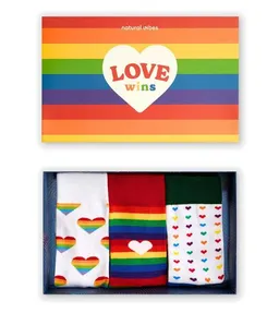 Natural Vibes Natural Vibes 3-Pack Love Wins Bio GOTS | Geschenkset | Bunte Socken | Herren Damen Socken | – Produktbild 1 von 1