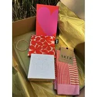 SCHEE, Loqi, Dearsoap, SKFK SCHEE, Loqi, Dearsoap, SKFK Geschenkset „Von Herzen!“ Geschenk für Sie – Produktbild 1 von 1