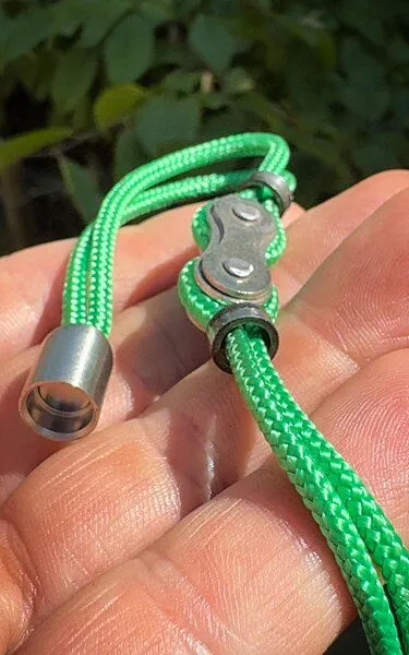 ARTHURKOPF ARTHURKOPF Armband aus Fahrradkettenglied und Paracord, Grün, – Produktbild 1 von 5