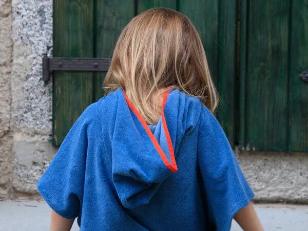 werkvoll by Lena Peter werkvoll by Lena Peter Badeponcho FROTTEE, Blau mit orangenem rand, – Produktbild 1 von 4