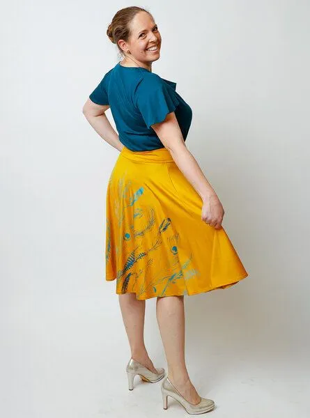 Peaces.bio - handbedruckte Biomode Peaces.bio - handbedruckte Biomode Tellerrock Federkleid, Sonnengelb, – Produktbild 4 von 4