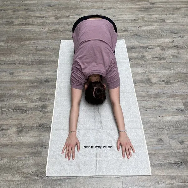 mio eco mio eco Hochwertiges Yoga Handtuch aus Retoure-Handtüchern zero waste | mit Stick limited "all we have is now" – Produktbild 3 von 4