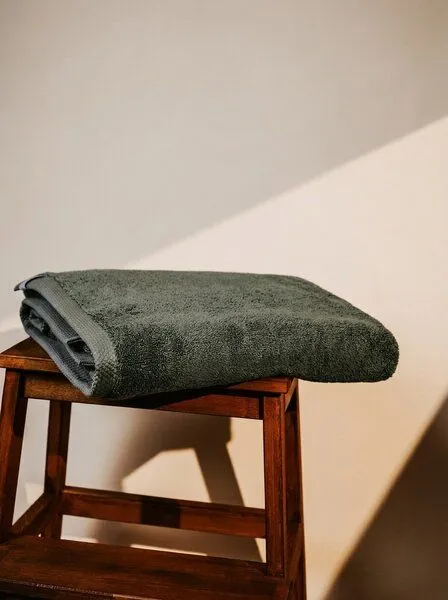 Pamukia Pamukia Premium-Frottee-Badetuch 100 × 150 cm aus GOTS-zertifizierter Bio-Baumwolle – Essence, Dunkelgrau, – Produktbild 1 von 4