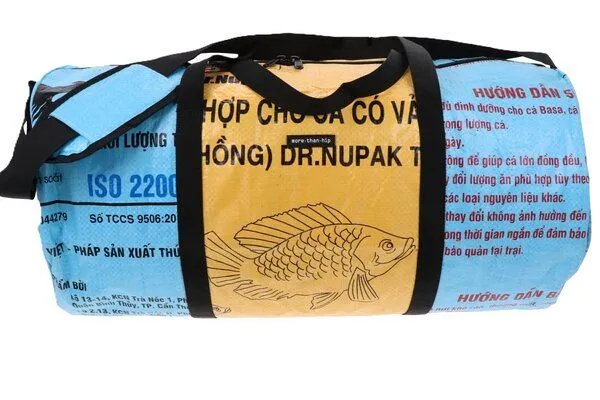 MoreThanHip MoreThanHip Wochenend- oder Sporttasche 40L aus recycelten Zement-oder Tierfuttersäcken - Jumbo, Blau/gelb - fisch, – Produktbild 2 von 4