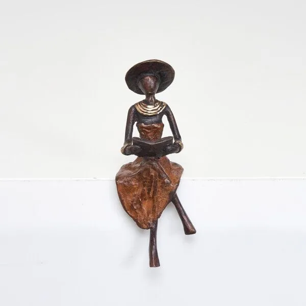 Moogoo Creative Africa Moogoo Creative Africa Bronze-Skulptur "Lesende Frau mit Hut " by Soré, Braun, – Produktbild 1 von 3