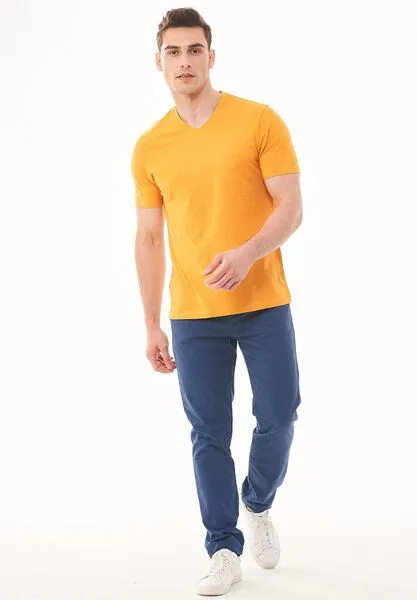 ORGANICATION ORGANICATION Basic T-Shirt aus Bio-Baumwolle mit V-Ausschnitt, Mango, – Produktbild 2 von 3