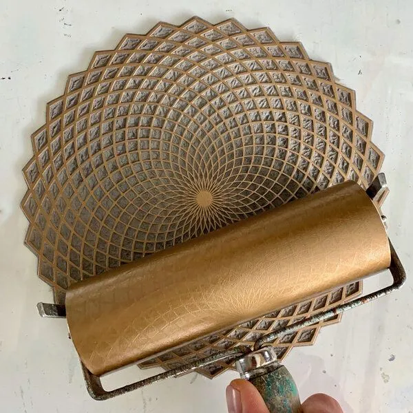 Veskor Cassiopeia Veskor Cassiopeia LOTUS DES LEBENS Heilige Geometrie Linoldruck | 27,5 x 27,5 cm | Gold auf Smaragdgrün – Produktbild 3 von 4