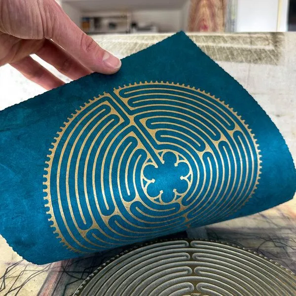 Veskor Cassiopeia Veskor Cassiopeia LABYRINTH VON CHARTRES der Kathedrale Notre-Dame Linoldruck | 22 × 22 cm | Petrol-Blau, Gold, – Produktbild 2 von 3