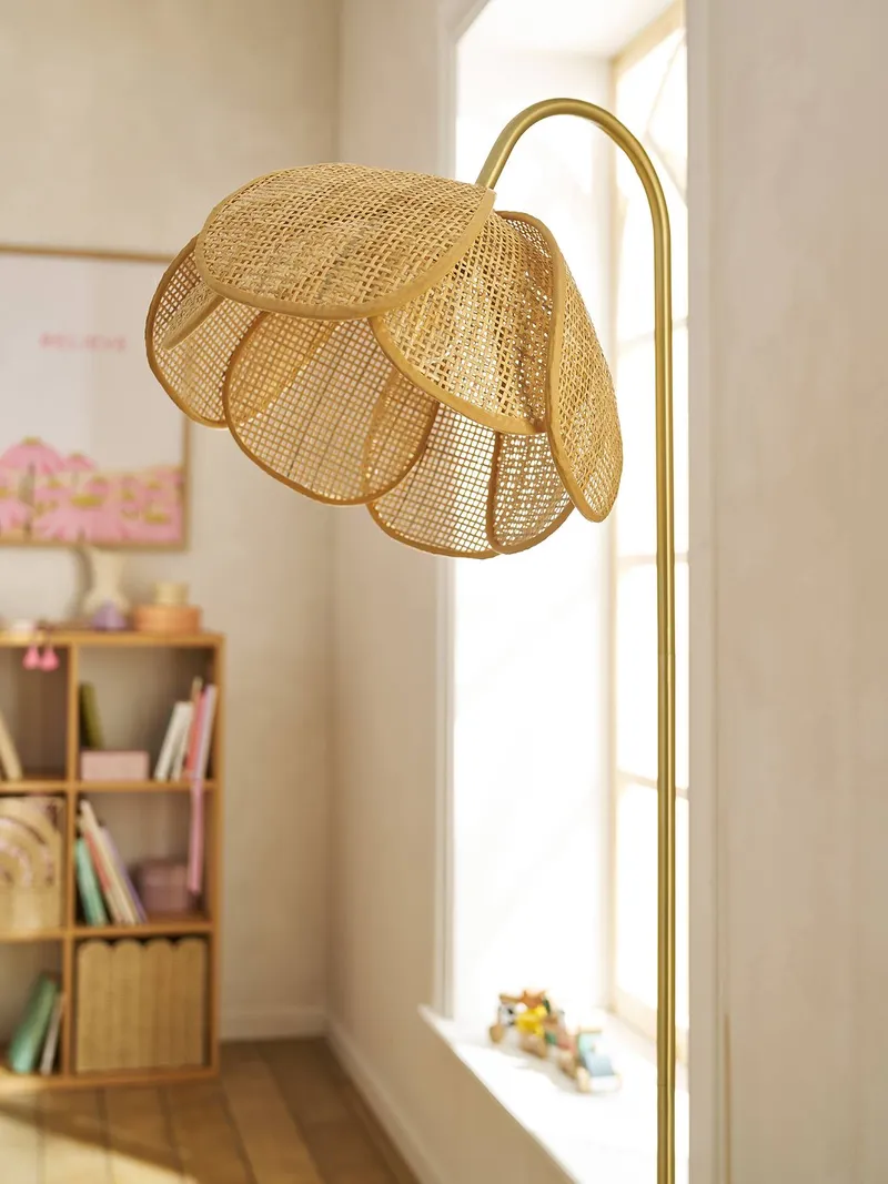 Vertbaudet Stehlampe mit Rattan-Schirm in Blütenform LATIKA Kinderzimmer, Gold, – Produktbild 2 von 3