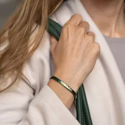juni juni Grünes Perlenarmband "Emerell" schimmernd, mit verstellbarer Schiebeperle aus recyceltem Gold oder Silber – Produktbild 1 von 1