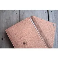 BY COPALA BY COPALA Gefütterte 15–16 Zoll Laptoptasche aus Kork | Nachhaltige vegane Laptop Hülle mit Magnetverschluss, wasserabweisend für MacBook Air & Pro, Natur – Produktbild 1 von 1