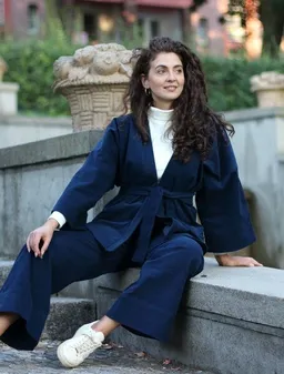 ManduTrap ManduTrap Elegante Kimonojacke aus Biobaumwolle – Cord in Grün, Blau oder Berry mit Gürtel und Taschen – Produktbild 1 von 1