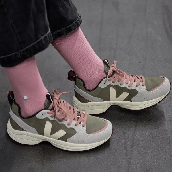 wysf. | what you stand for. wysf. | what you stand for. Socken, Piqué Strick mit Knopf, Bio-Baumwoll-Mix, Rosa (altrosa), – Produktbild 2 von 4