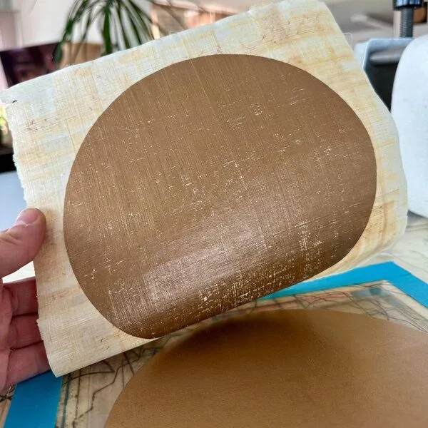 Veskor Cassiopeia Veskor Cassiopeia CENTRAL MOON PAPYRUS Linoldruck | 24 × 24 cm | Warmgold auf natürlichem Papyrus-Papier – Produktbild 3 von 4
