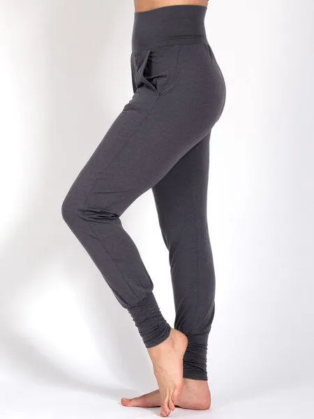 Magadi Magadi Yoga- und Wohlfühlhose Paula aus weichem Naturmaterial, mit Taschen, Grau (dark grey), – Produktbild 1 von 4