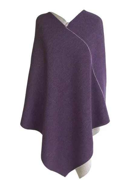 austriandesign.at austriandesign.at DreieckPoncho reversibel aus extrafeiner Merinowolle, Violett/grau, – Produktbild 4 von 4