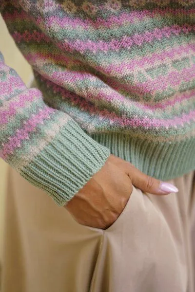 Haus of Namaste Haus of Namaste Handgemachter Fair Isle Lammwollpullover | 100% Lammwolle in Altrosa & Salbeigrün | Faire und nachhaltige Mode – Produktbild 4 von 4